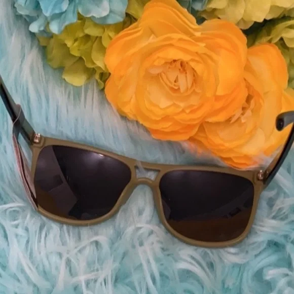 Women’s Dark Green Sunglasses With Dark Maximum UV Lenses By Edgar + Ash NEW! - Picture 2 of 3